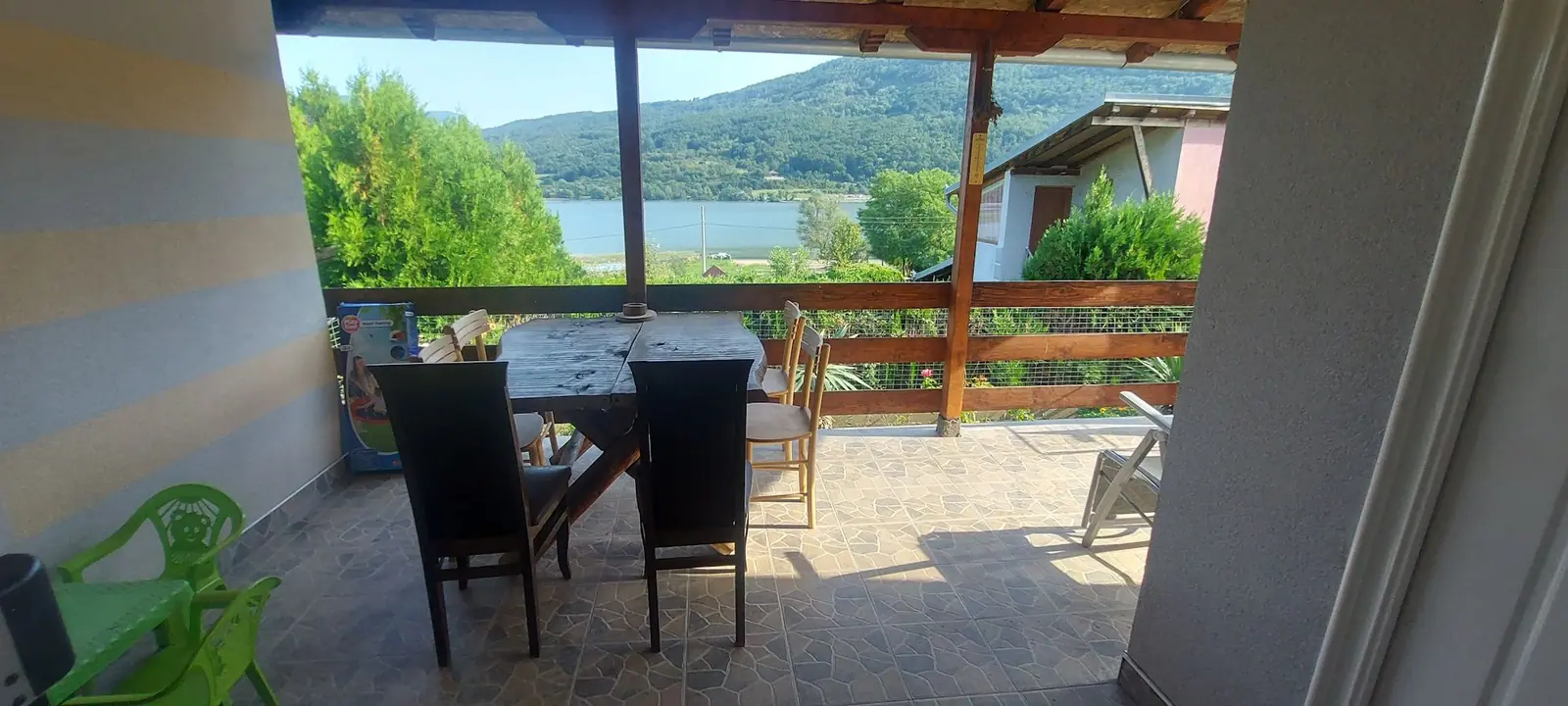 Natkrivena terasa apartmana PR s pogledom na Bovansko jezero