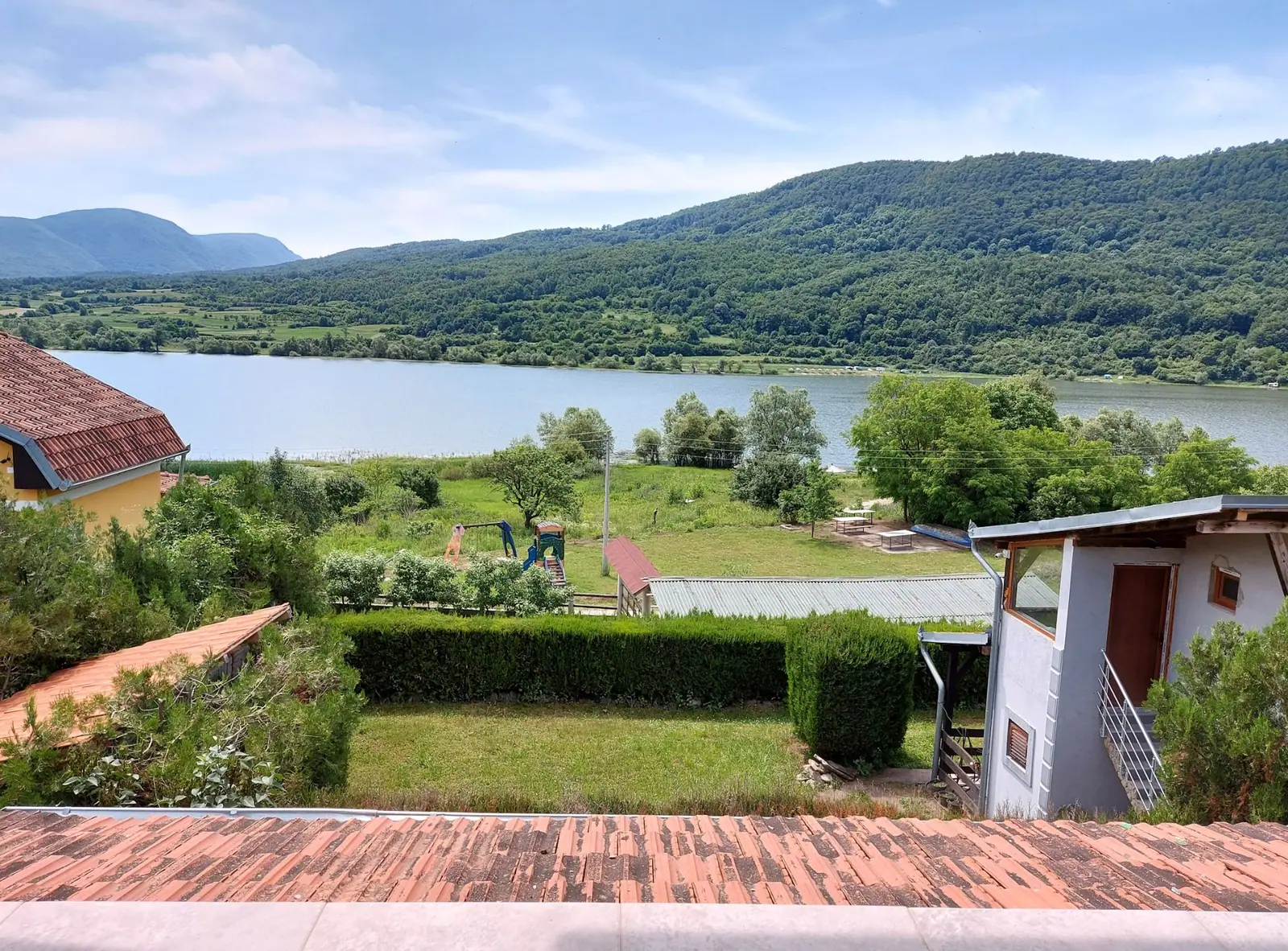 Pogled na Bovansko jezero s terase apartmana SP