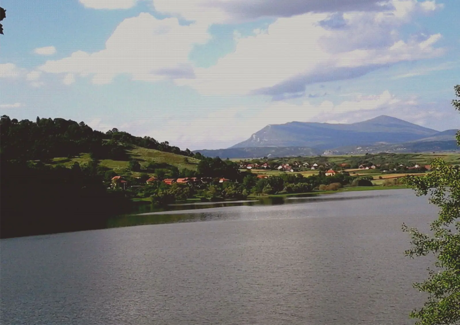 Bovansko jezero okruženo brdima