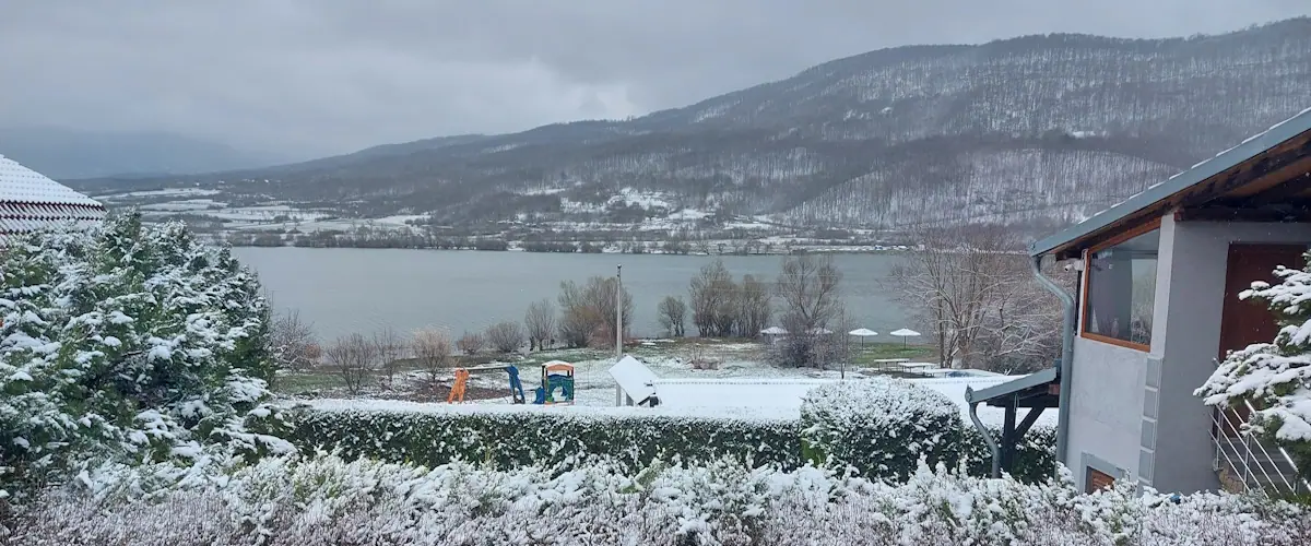 Zimski pogled s terase na zaleđeno Bovansko jezero