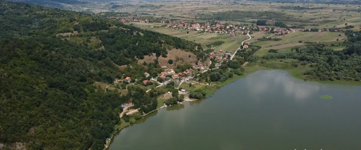 Bovansko jezero i okolna brda iz vazduha