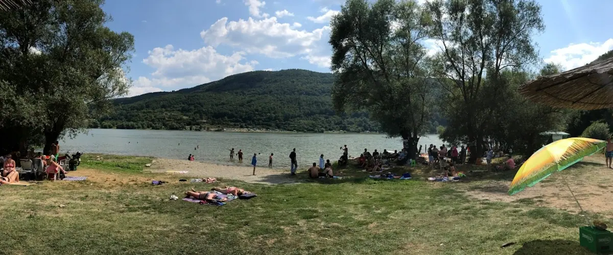 Plaža na Bovanskom jezeru tokom leta