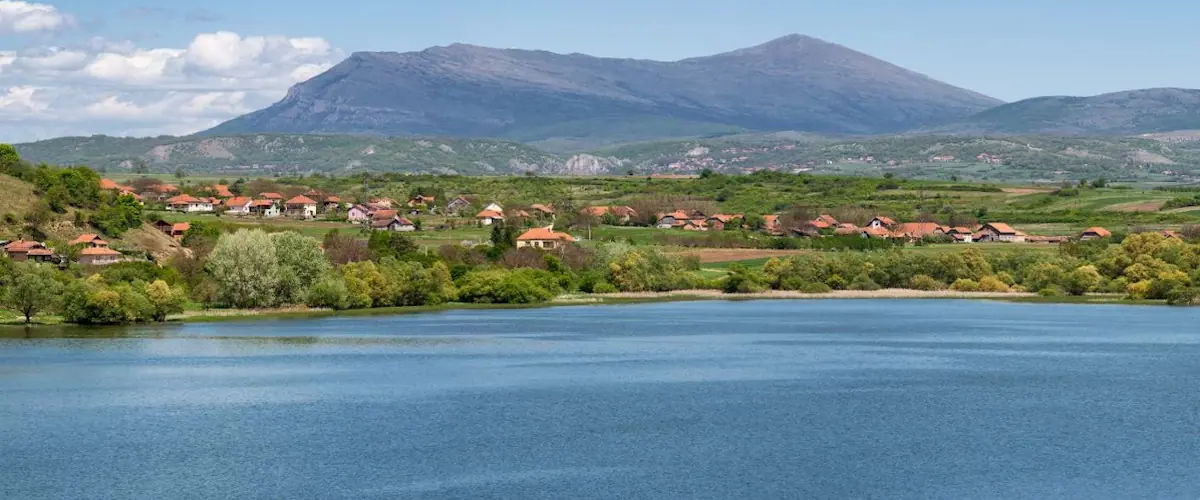 Panorama Bovanskog jezera s okolnim planinama