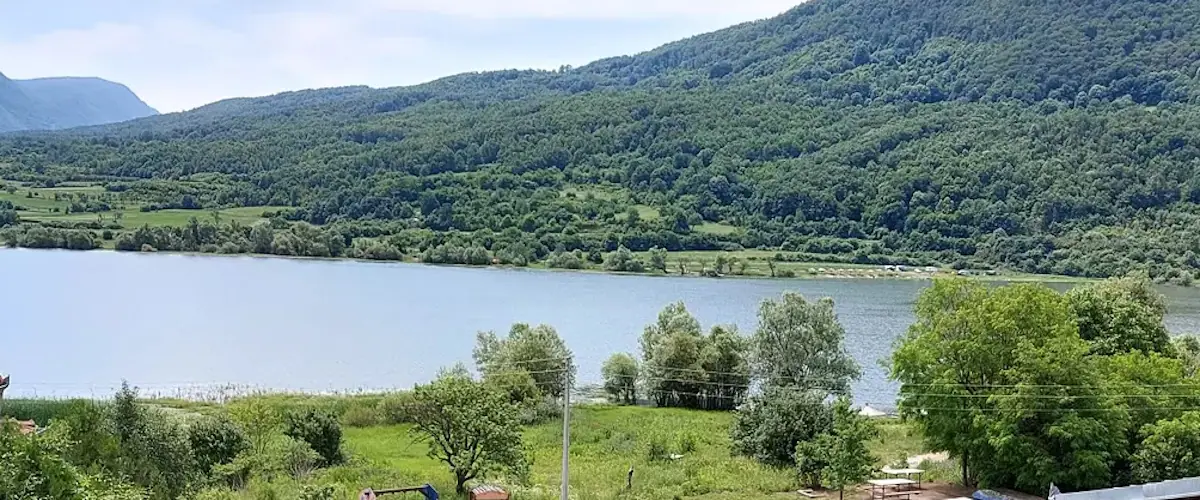 Zelena brda iznad Bovanskog jezera